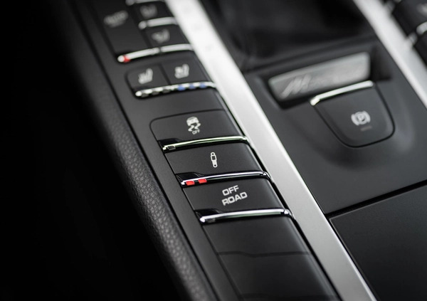 Porsche Macan cena 335900 przebieg: 105910, rok produkcji 2020 z Cedynia małe 379